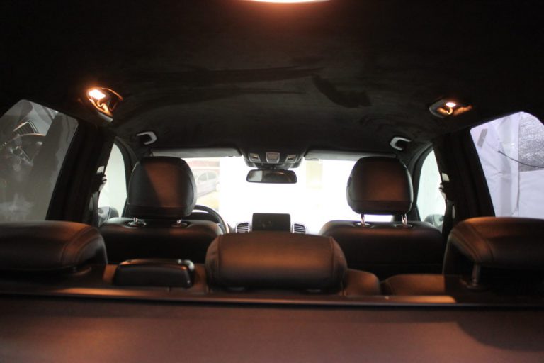 Перетяжка потолка алькантарой Mercedes