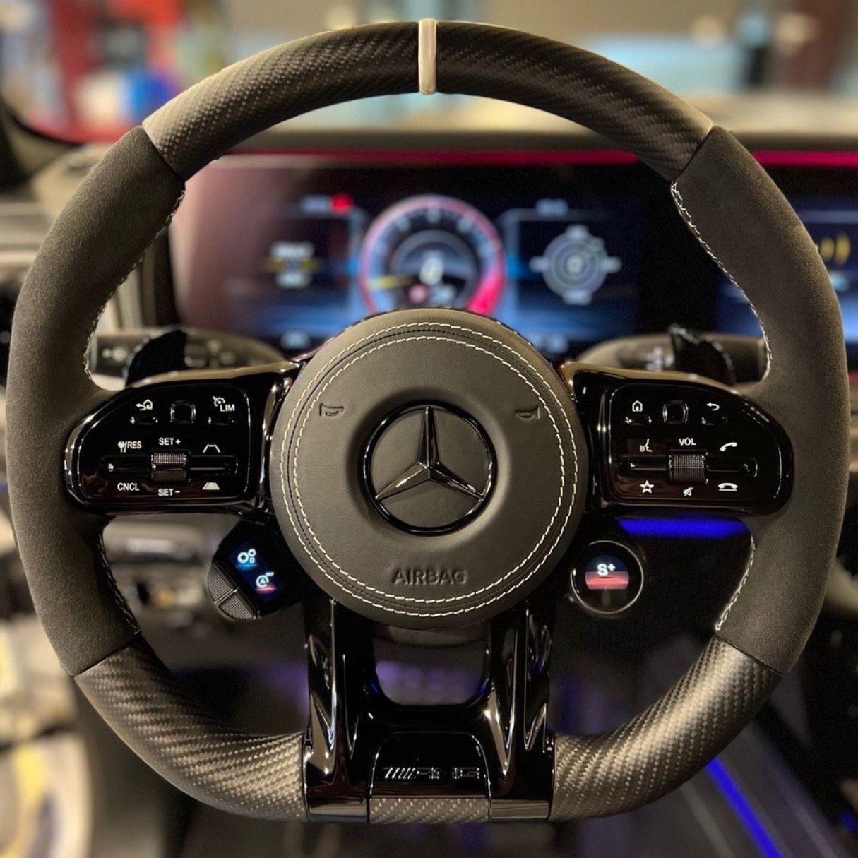 Перетяжка руля Mercedes-AMG G 63: Алькантара и Матовый Карбон