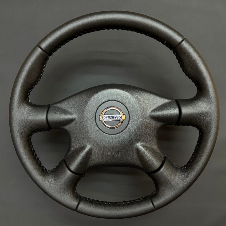 Перетяжка руля Nissan в натуральную кожу: шов «елочка» и оригинальный дизайн