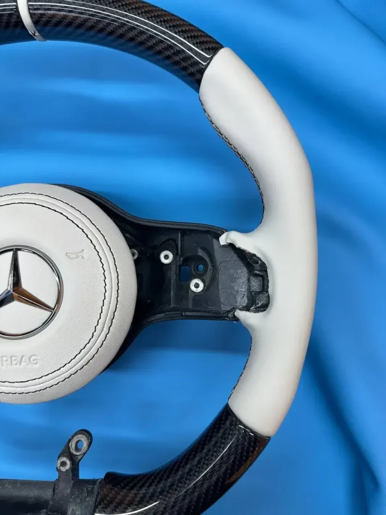 Шов макраме на боковом участке обода руля Mercedes