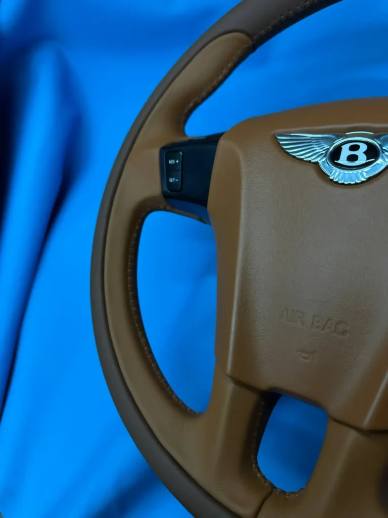 Левая спица руля Bentley после перетяжки кожей