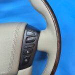 Правая часть руля Infiniti после перетяжки в натуральную кожу и шва Infiniti
