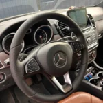 Руль Mercedes в салоне после перетяжки натуральной кожей под завод