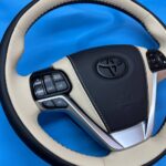 Руль Toyota после перетяжки в натуральную кожу двух цветов, общий вид