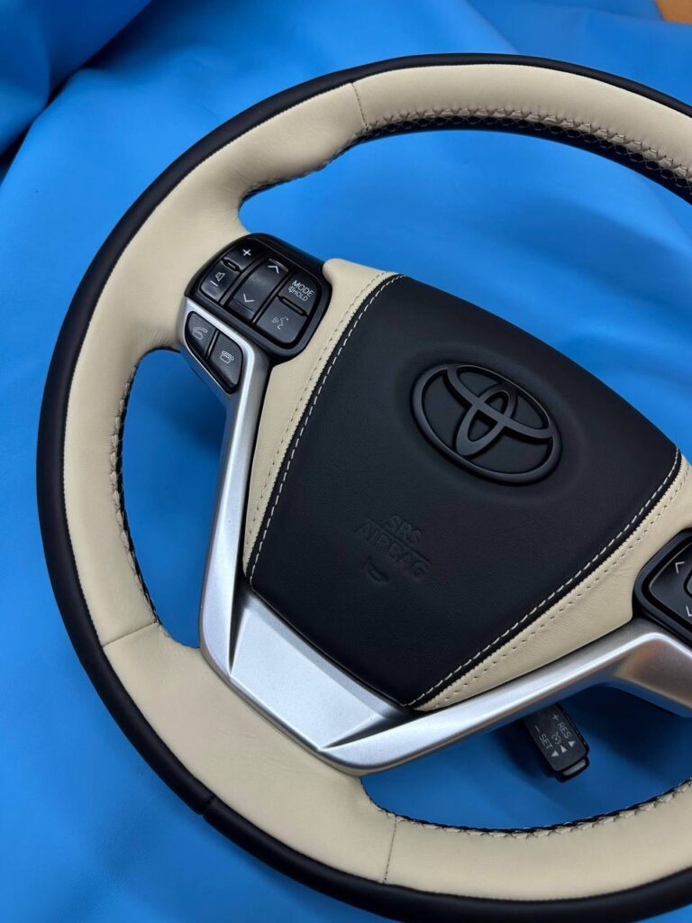 Руль Toyota после двухцветной перетяжки, вид слева