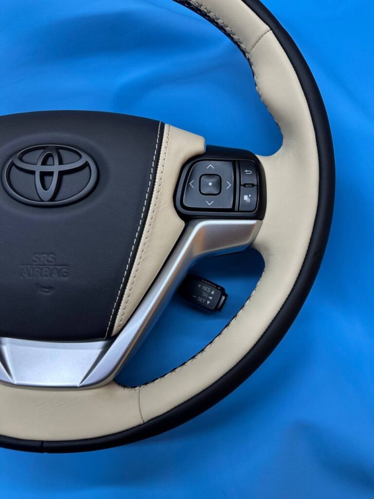Правая часть руля Toyota после перетяжки и отделки подушки airbag
