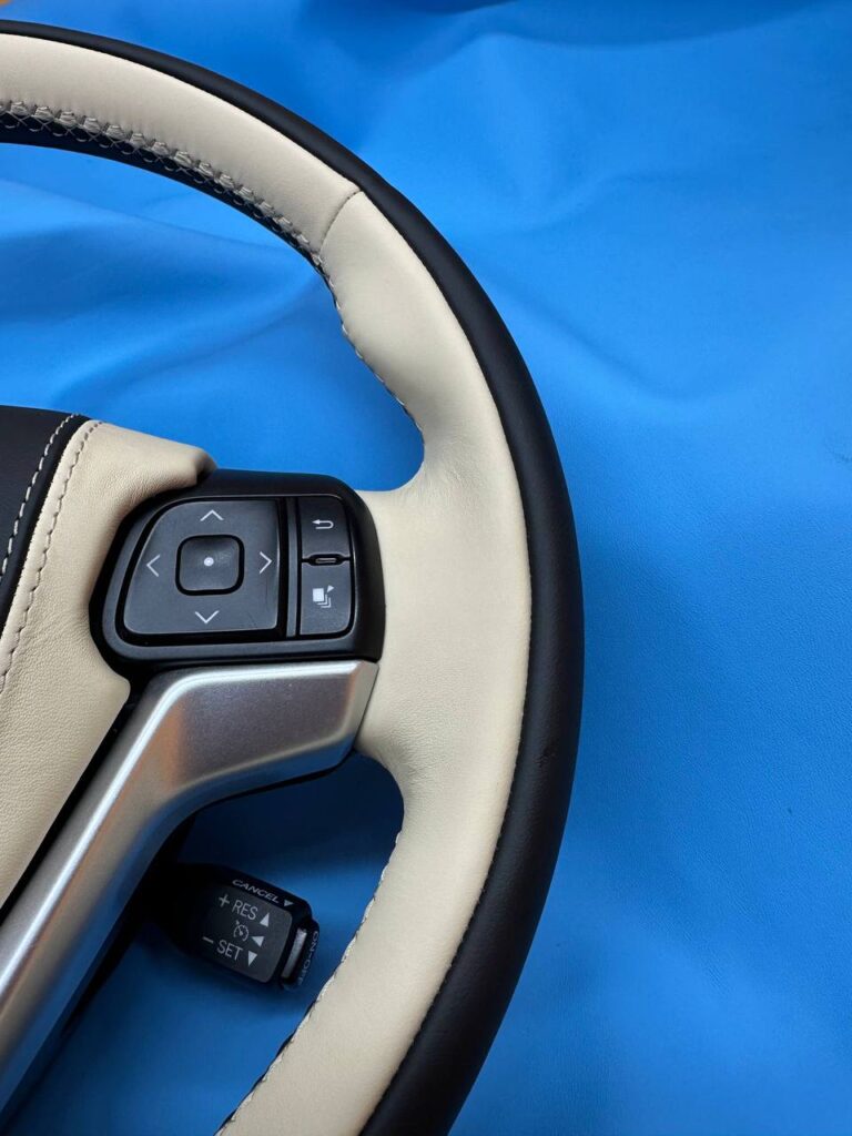Правая зона хвата руля Toyota после двухцветной перетяжки
