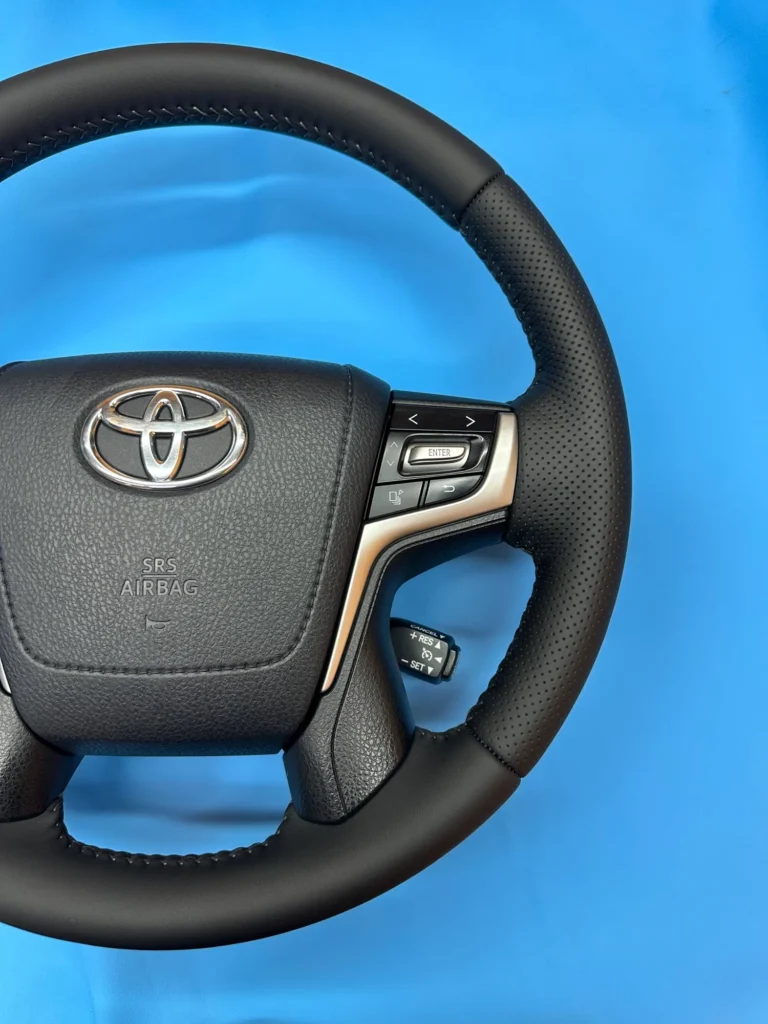 Правая сторона обода руля Toyota с перфорированной кожей и швом ёлочка