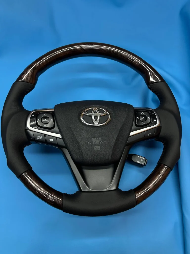 Руль Toyota после перетяжки в натуральную кожу, вставки «под дерево»