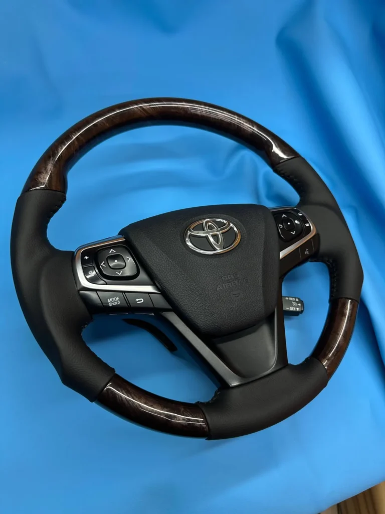 Руль Toyota после перетяжки, вид под углом