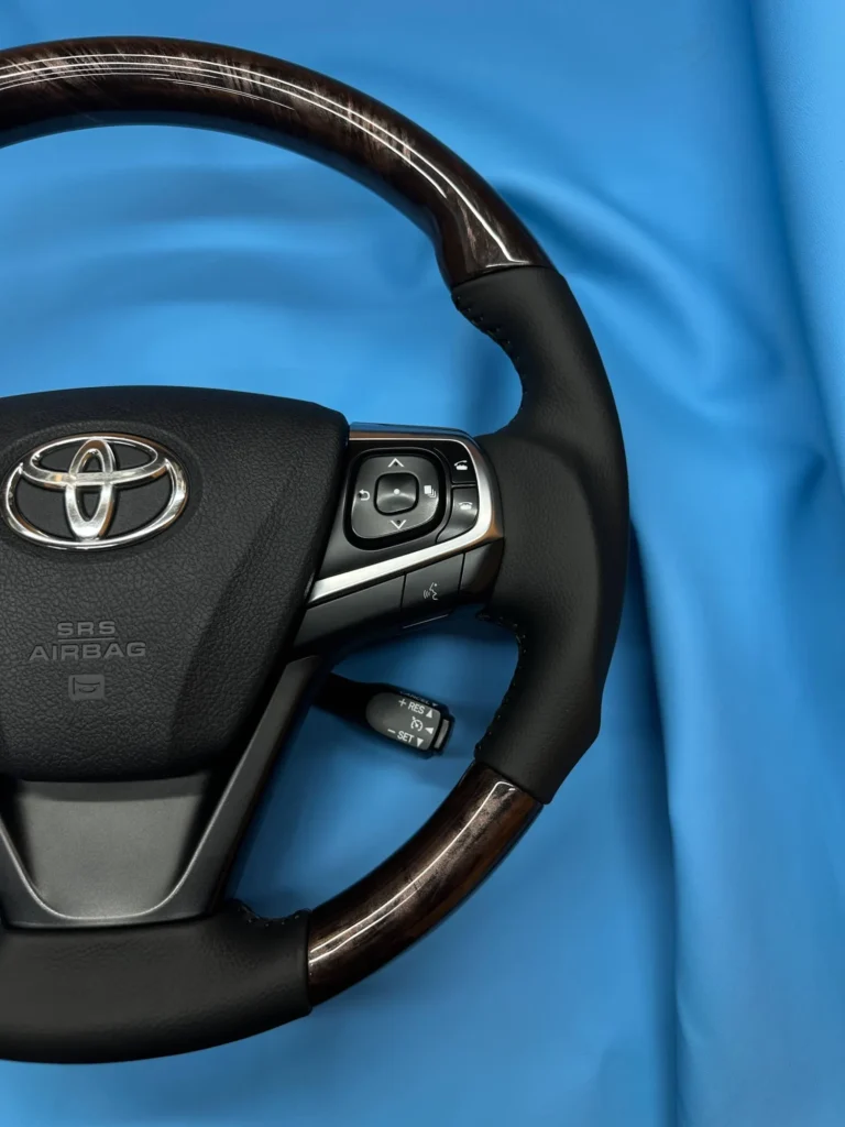 Правая часть руля Toyota после перетяжки кожей, стык со вставкой
