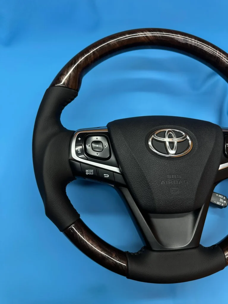 Левая часть руля Toyota после перетяжки кожей